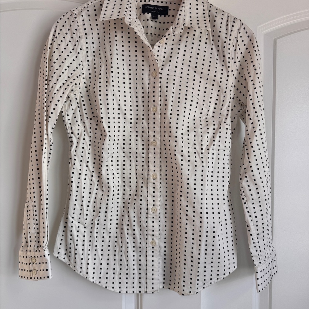 Banana Republic Cream and Black tailored fit blouse. Size 4. NWOT